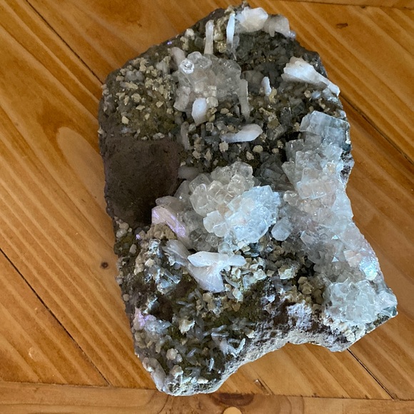 Beautiful crystal growing on matrix - Picture 5 of 11